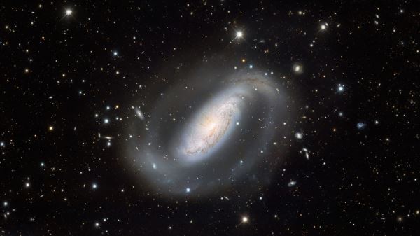 Активная галактика NGC 1808 (фото)