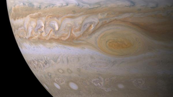 Цветные полосы на Юпитере связали с колебаниями магнитного поля