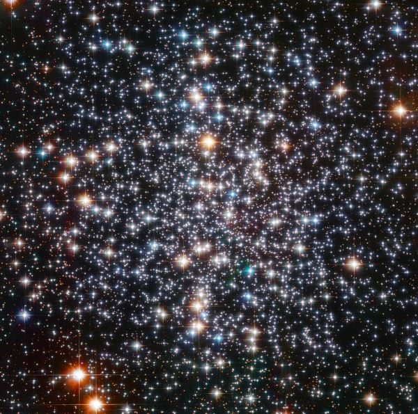 Hubble и Gaia поймали редкую черную дыру