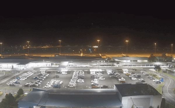 Камера наблюдения зафиксировала взрыв в воздухе огромного метеора