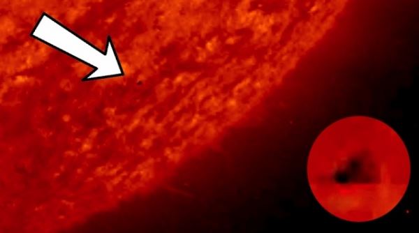 Огромный НЛО размером с Луну больше года находится на поверхности Солнца