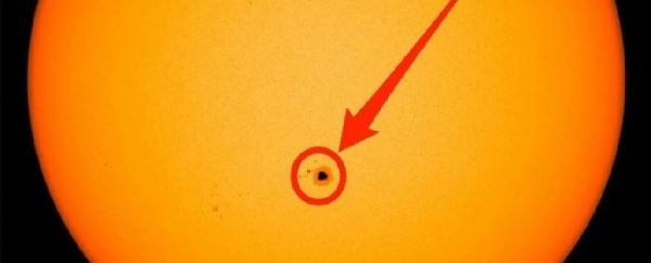 Пятно на Солнце можно увидеть без телескопа