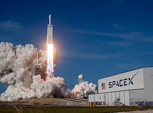Ракета Falcon 9 с экипажем из четырёх человек вылетела к МКС