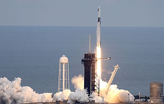 Ракета-носитель Falcon 9 запустила к МКС корабль Crew Dragon с экипажем на борту