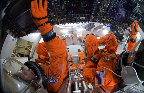 Астронавты миссии NASA Artemis II к Луне начинают обучение