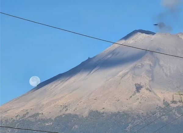 Необычный НЛО запечатлели над мексиканским вулканом Попокатепетль